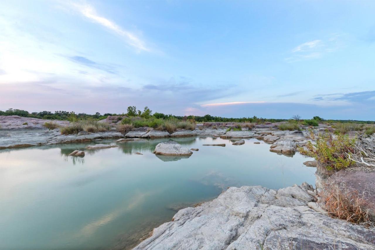 Lazo House - Riverfront With Overlooking Llano River Esterno foto